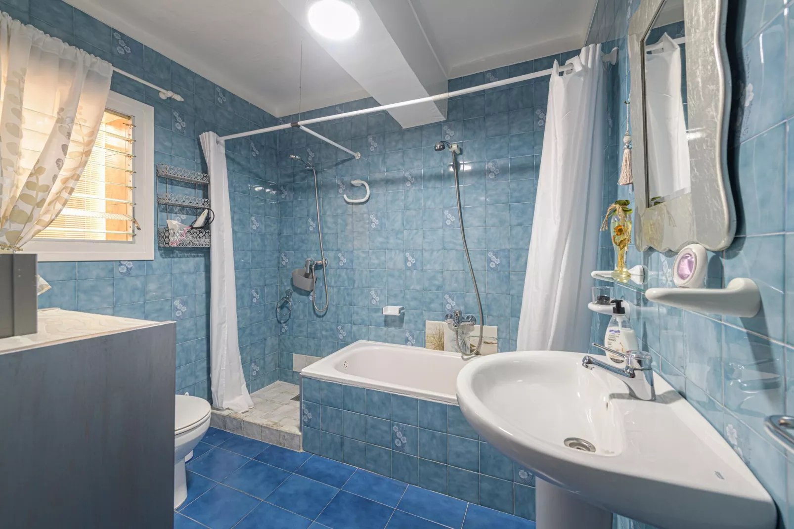 Calymar-Bathroom