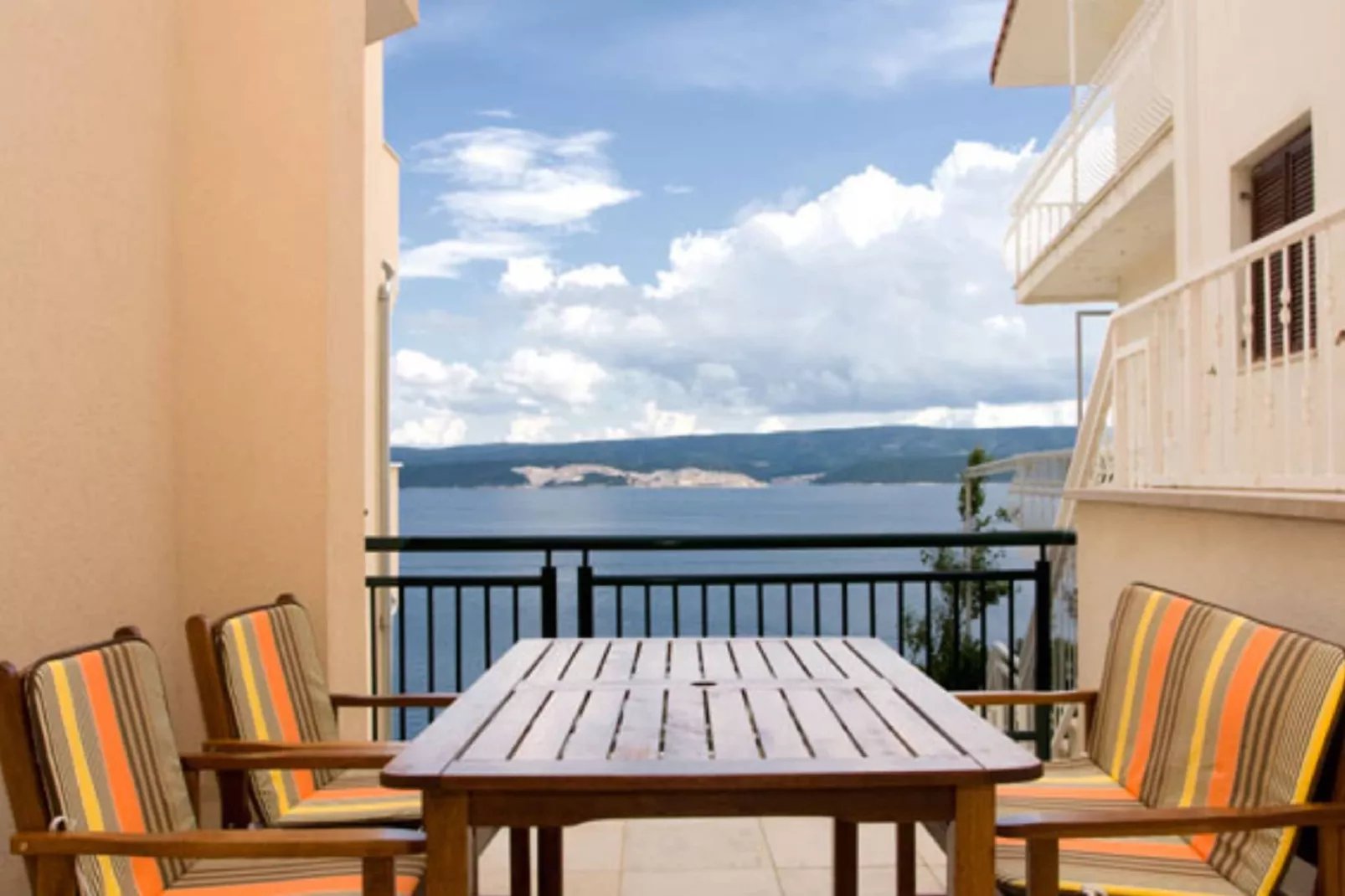 Shared pool apartment David - first floor-Vue d'été