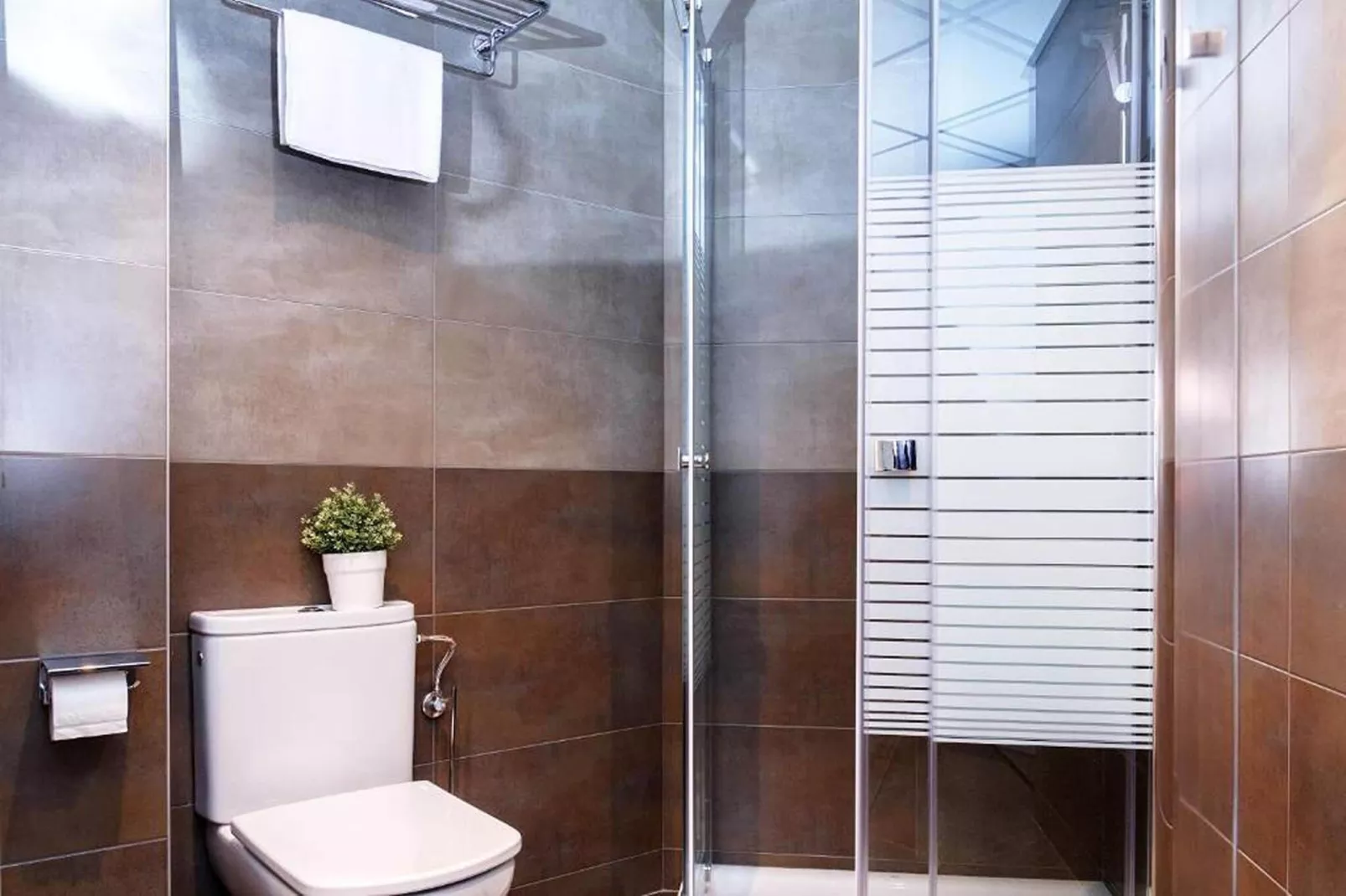Rambla Paris Attic Apartment-Badezimmer