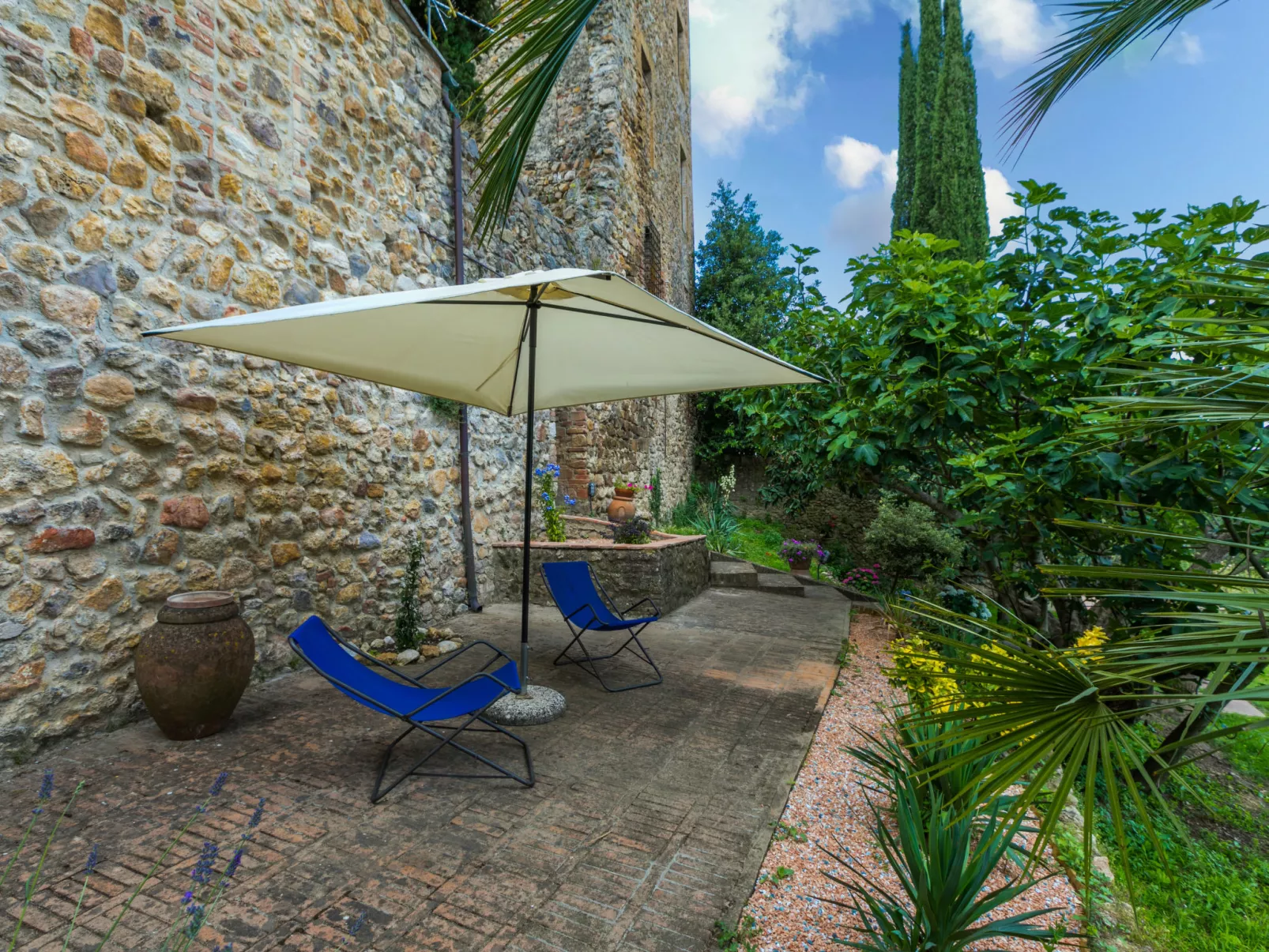 La Torre-Outside