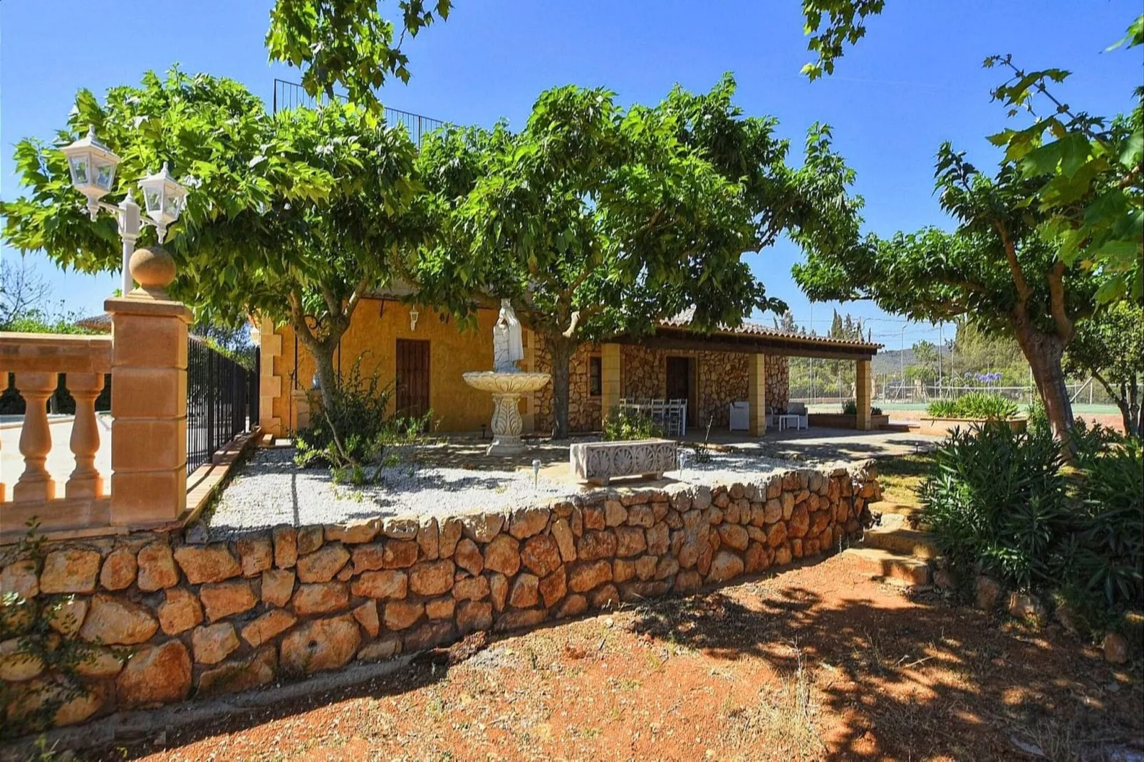 Cova-Exterior summer