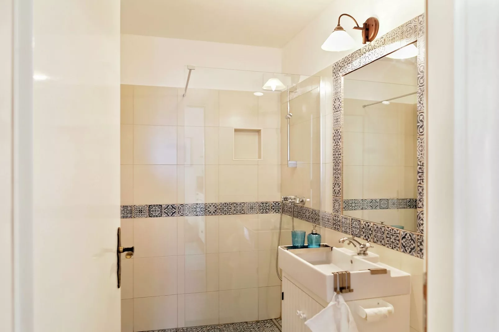 Delightful Apartment Brela-Bathroom