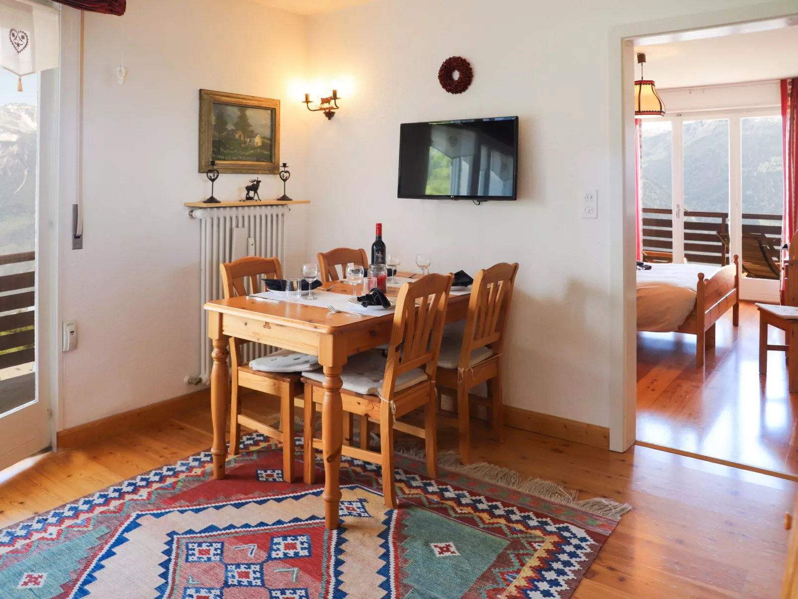 Europa Est 2 / APT 83-Inside