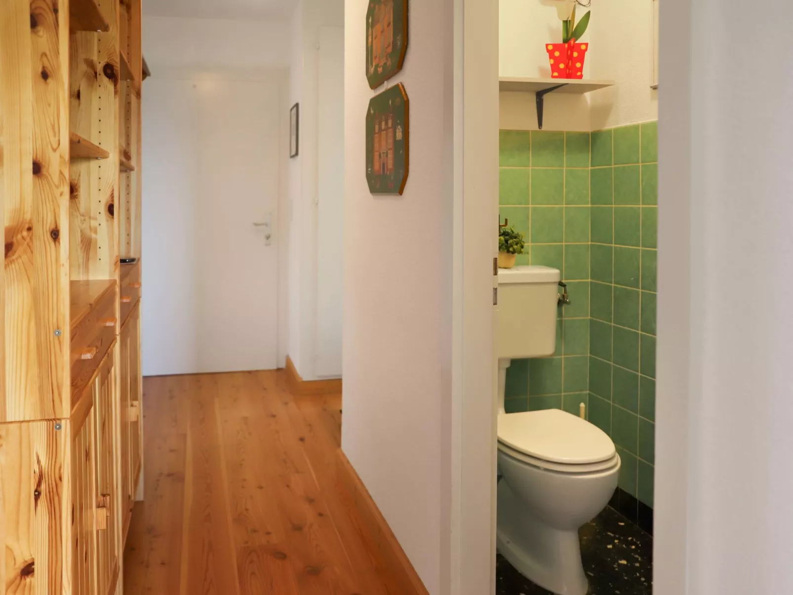 Europa Est 2 / APT 83-Inside