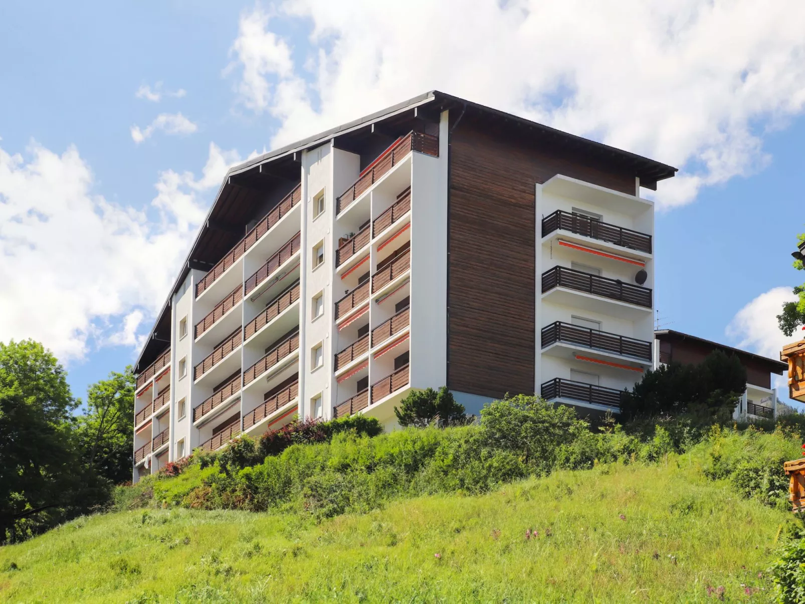 Europa Est 2 / APT 83-Outside