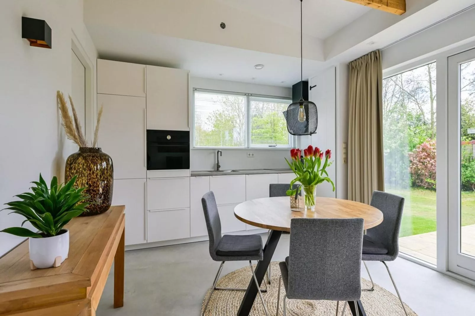 Eureka 36-Dining room