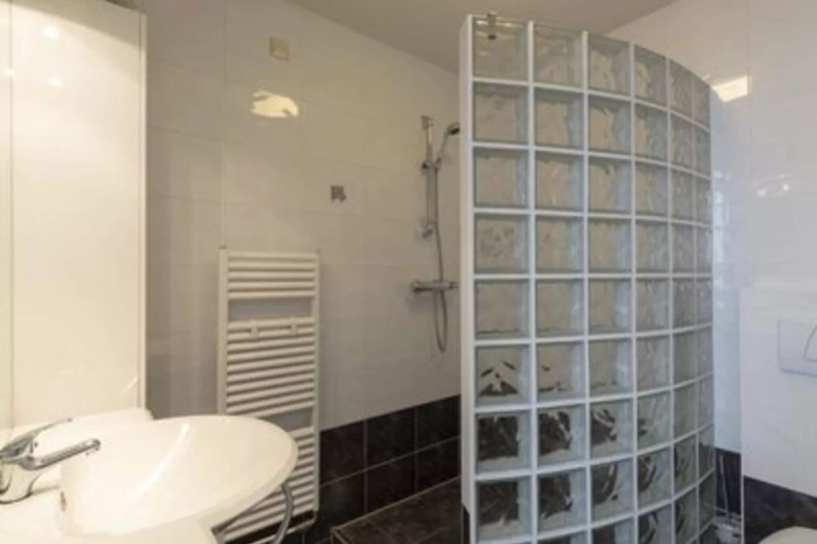 Dorpsplein 23E-Bathroom