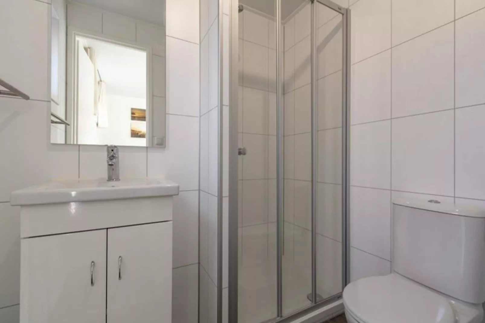 Beach Studio Campanula-Bathroom