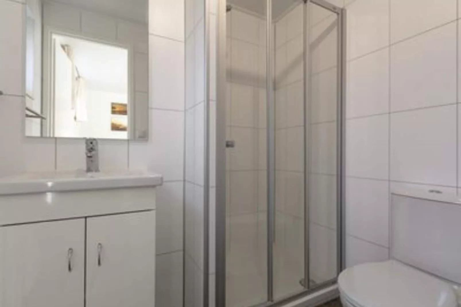 Beach Studio Campanula-Bathroom