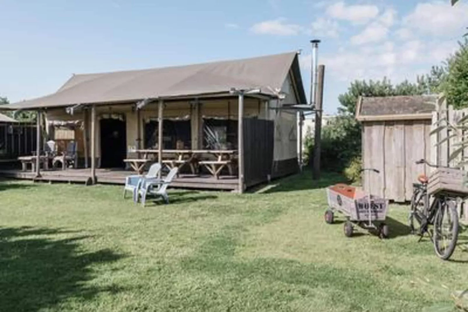Wood Lodge - Duynpark-Gardens summer
