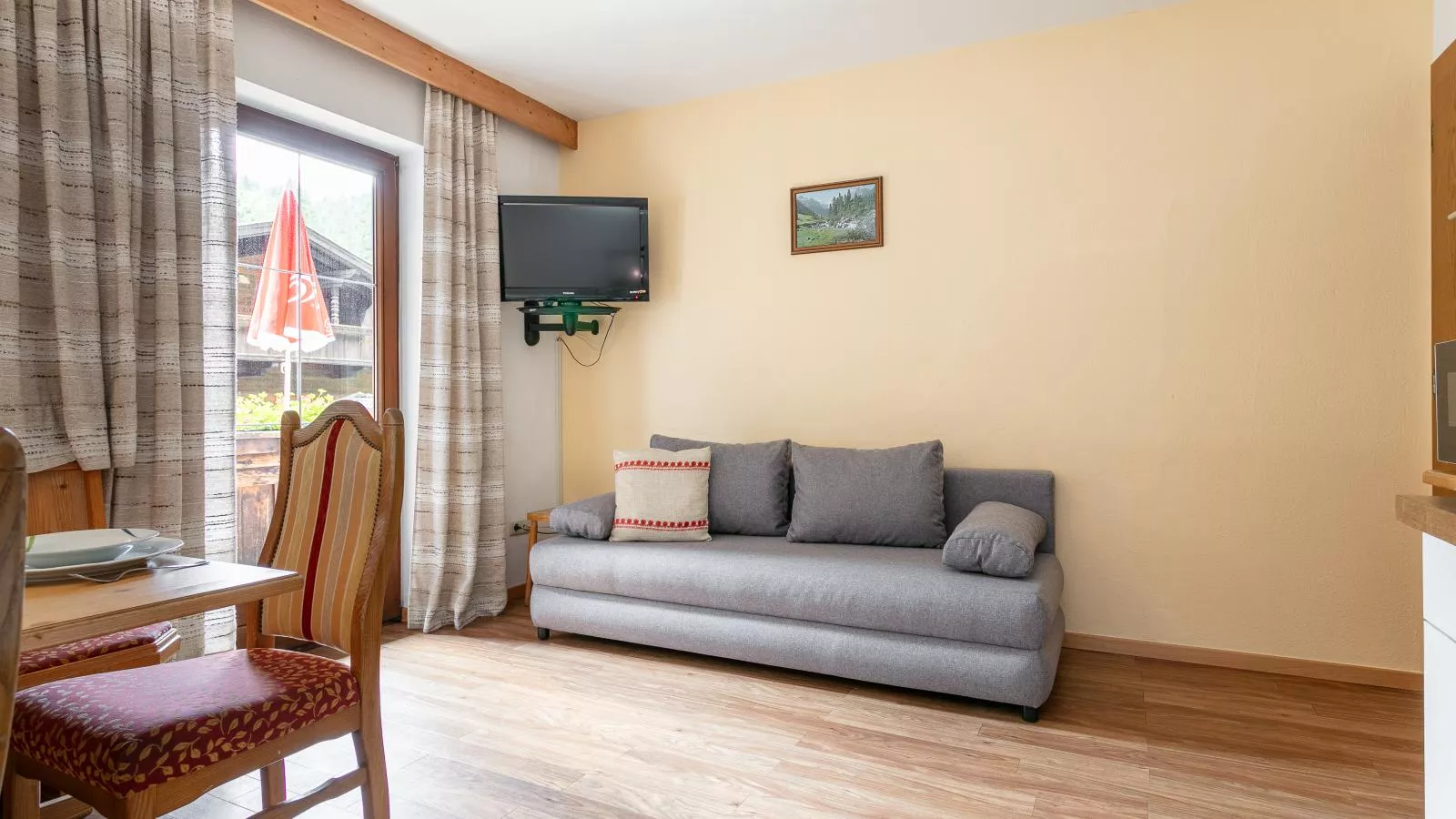 Zellner Top 3-Living room