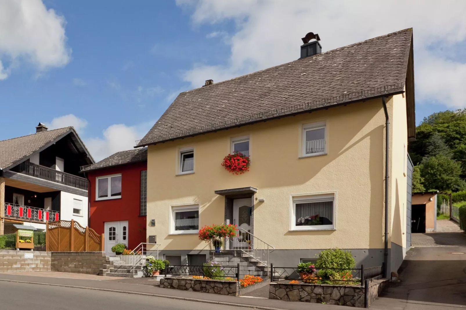 Hillesheim-Exterior summer