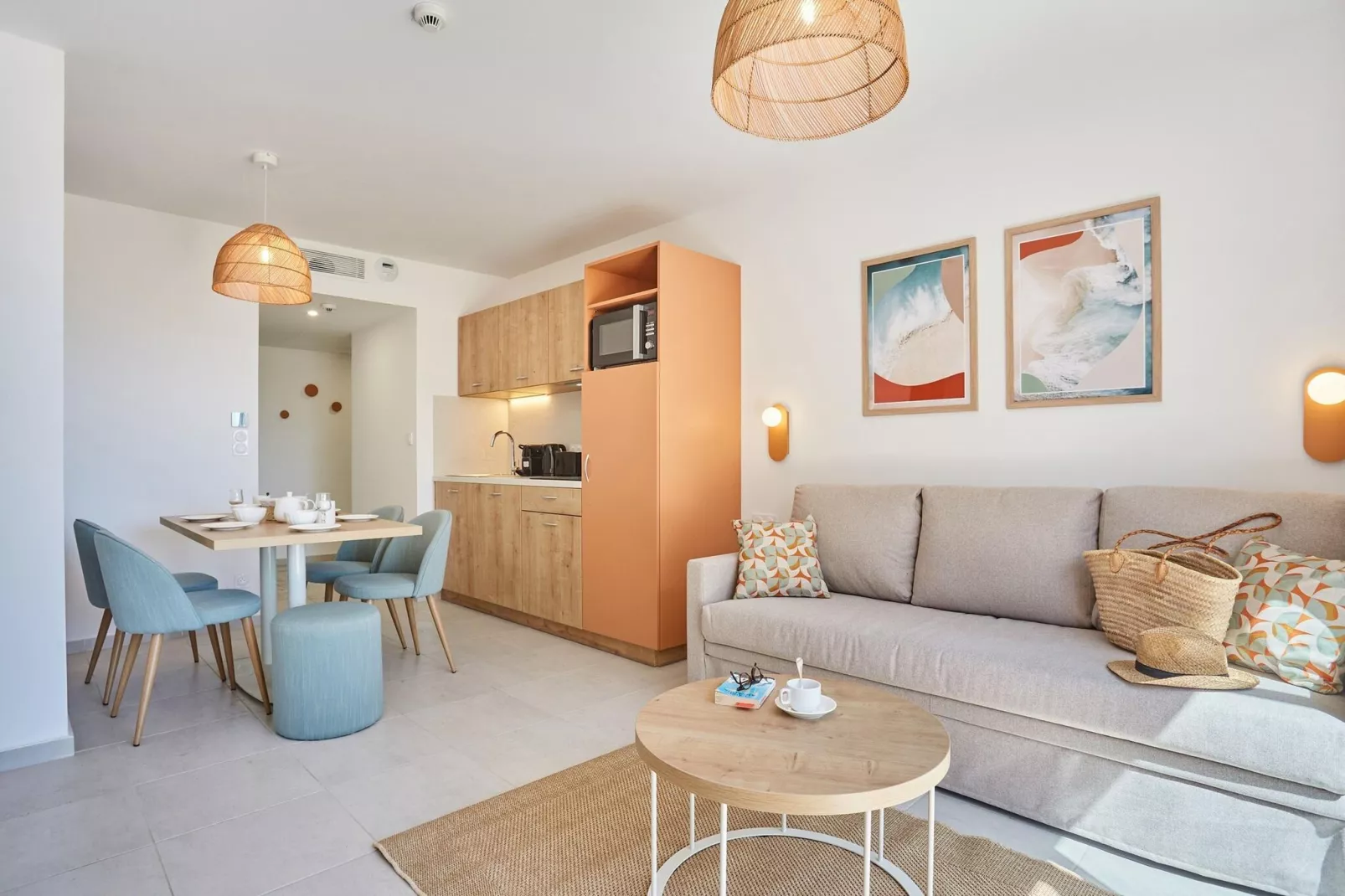 Le Riviera 2-Living room