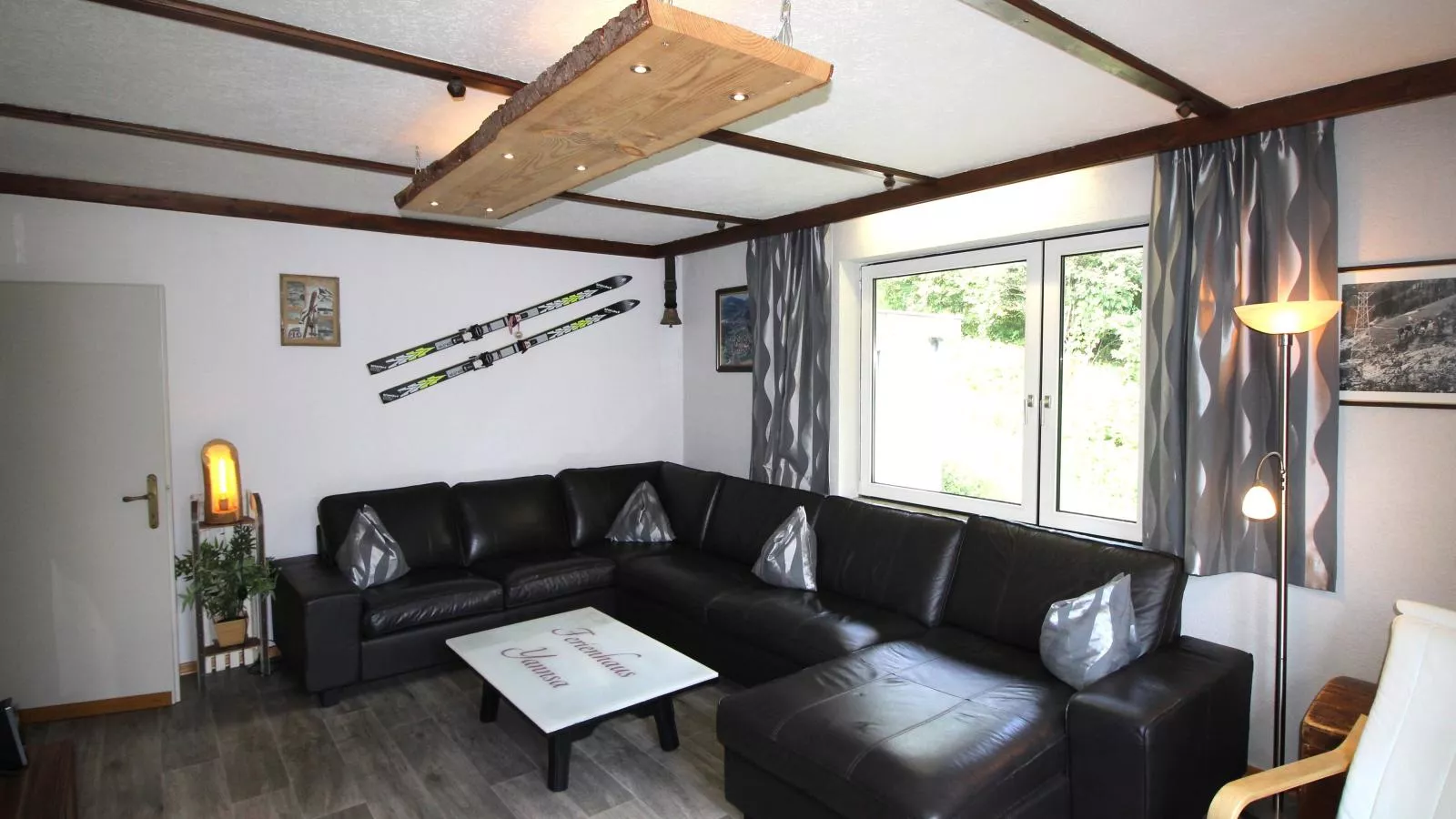 Yannsa-Living room