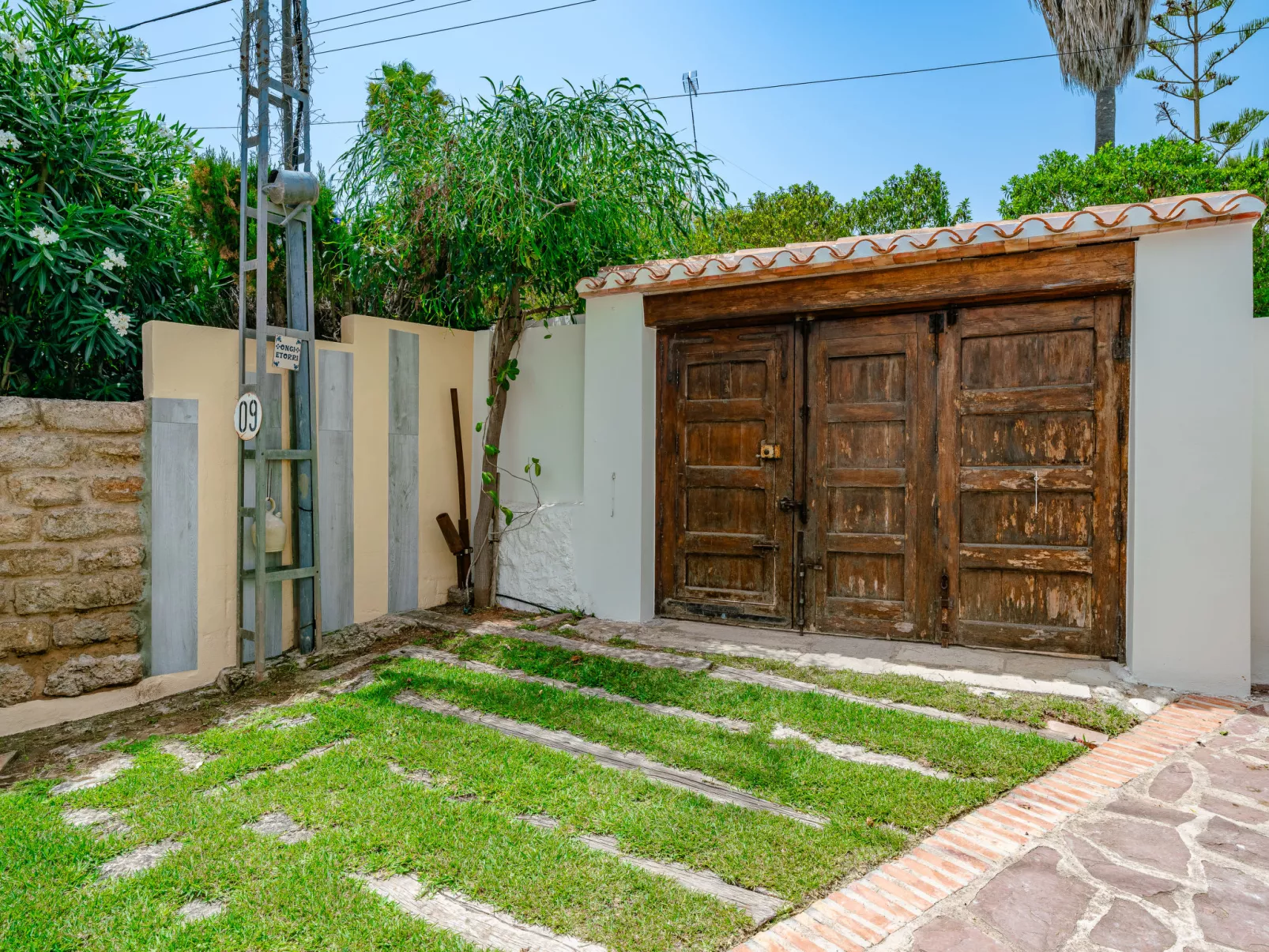 Toscal-Outside