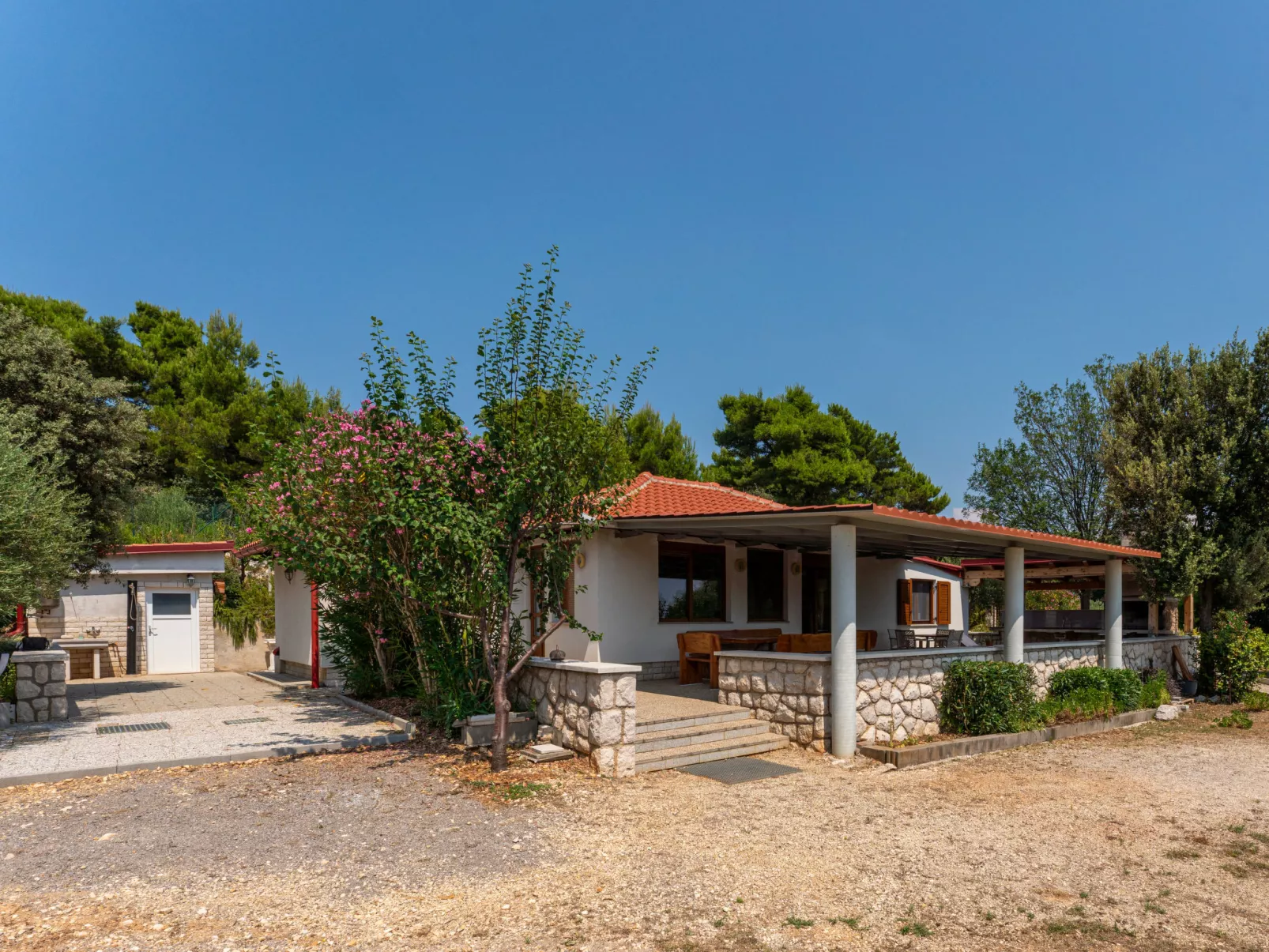 Dundo House-Outside