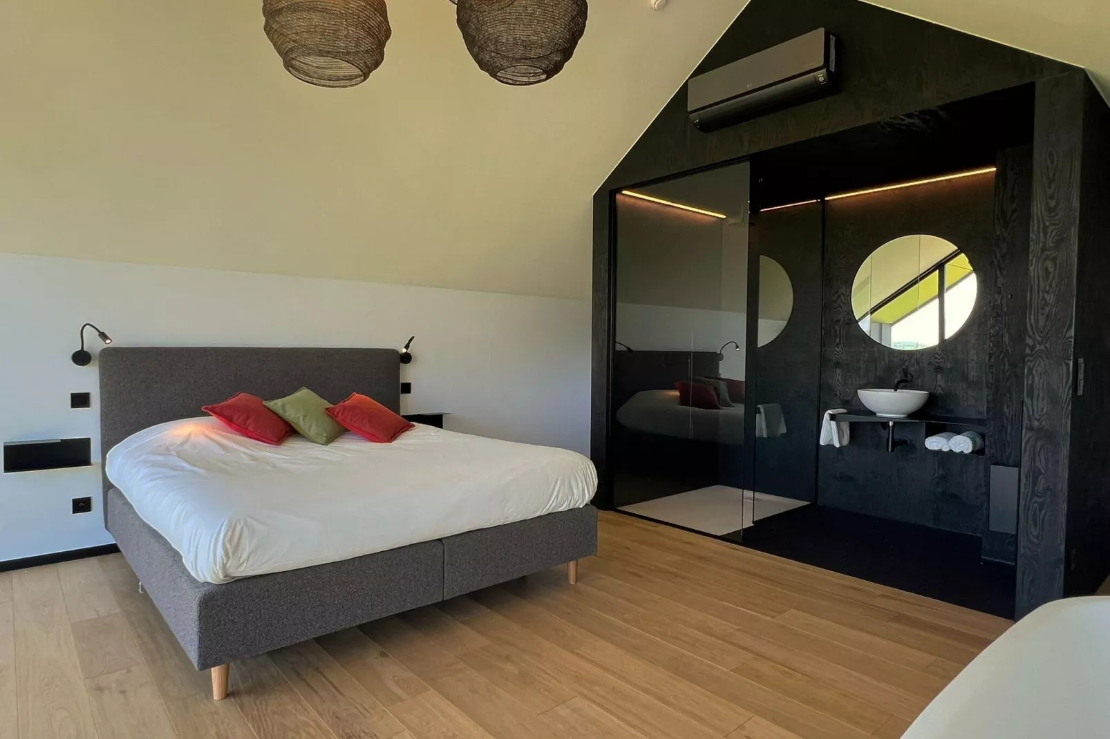 Romantic Escape-Bedroom