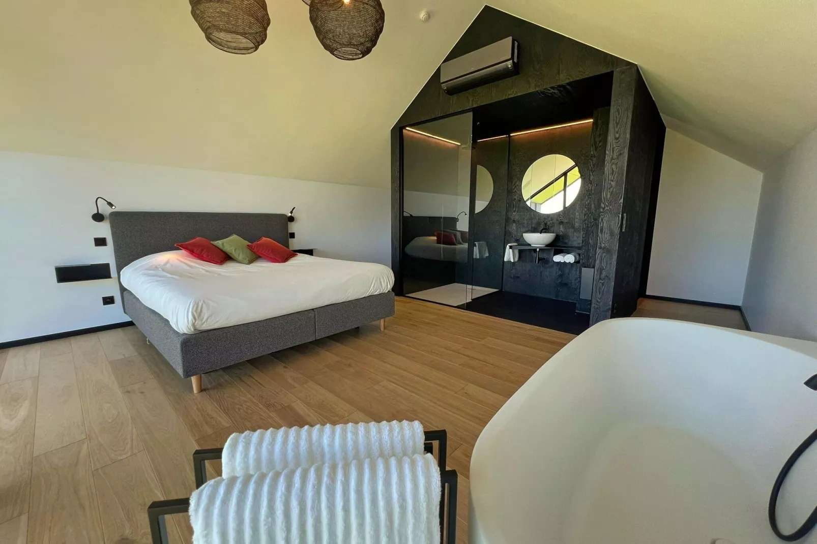 Romantic Escape-Bedroom