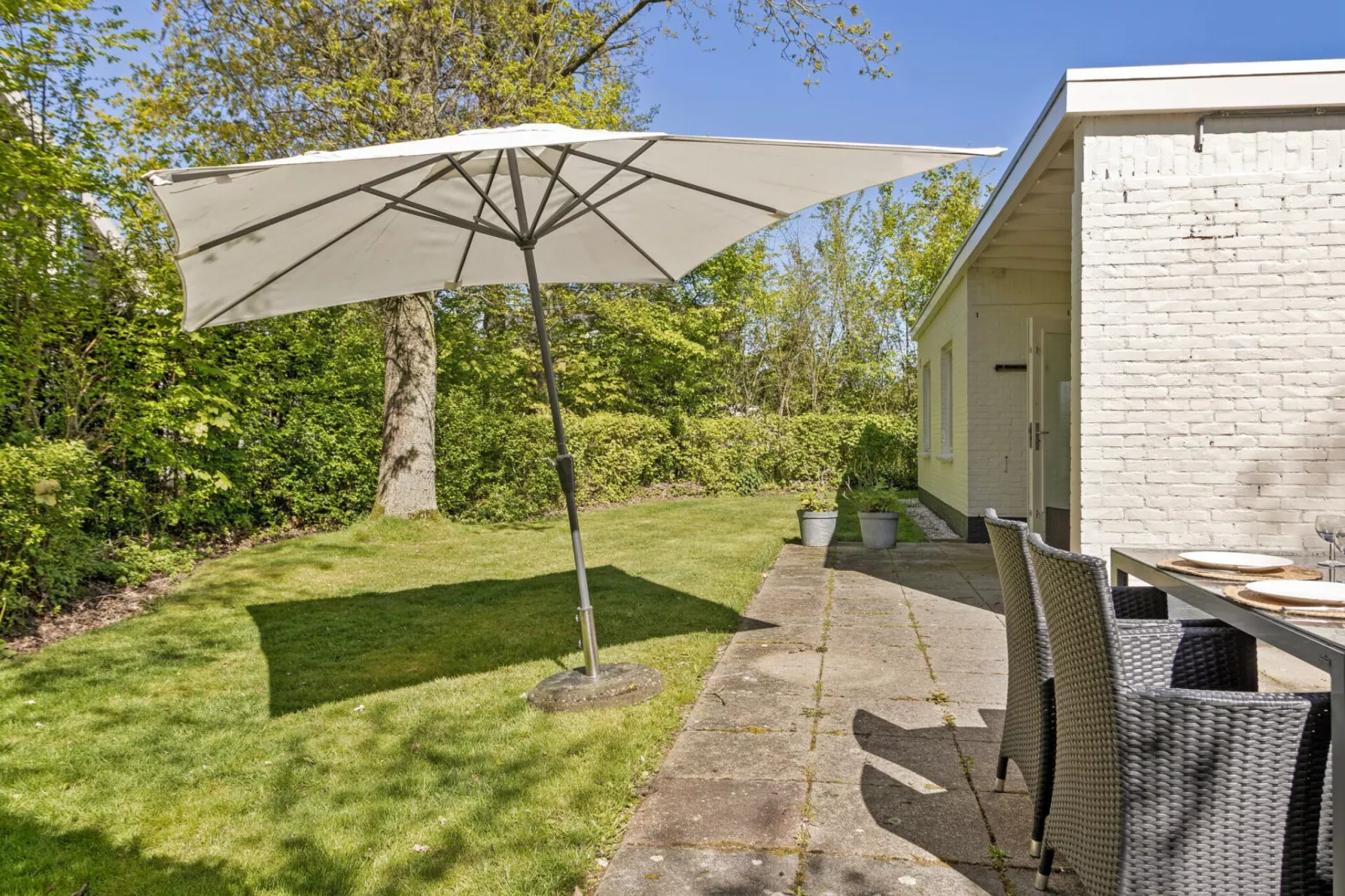 De Ruiser 28 Groot-Valkenisse-Gardens summer