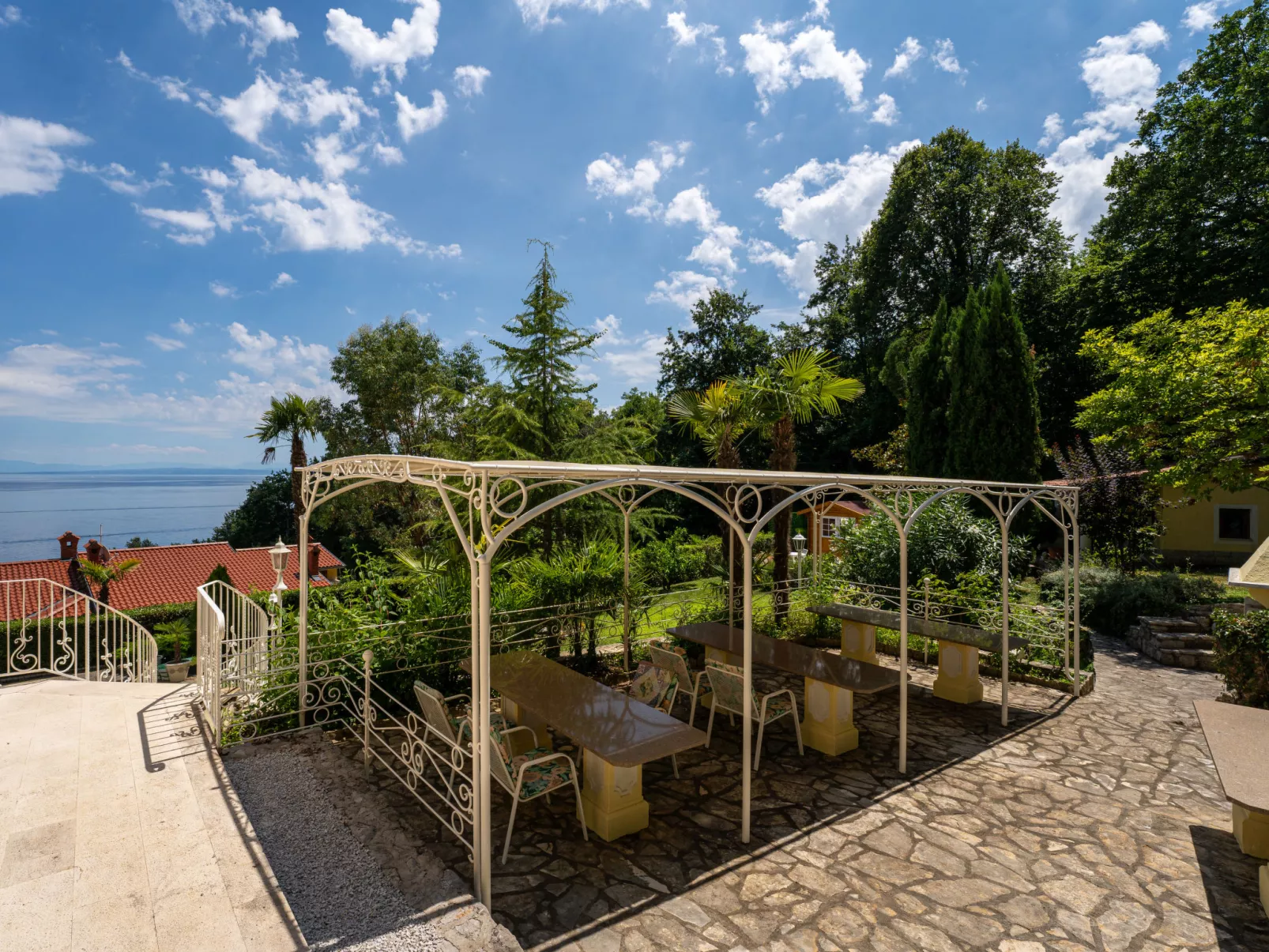Villa Mona Lisa-Outside