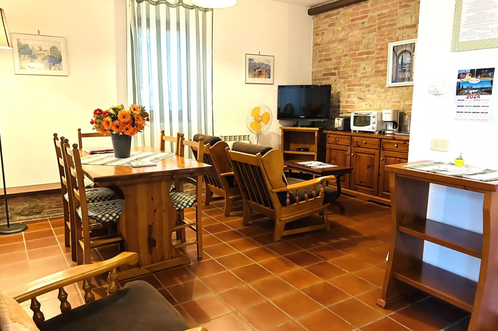 Azalea-Living room