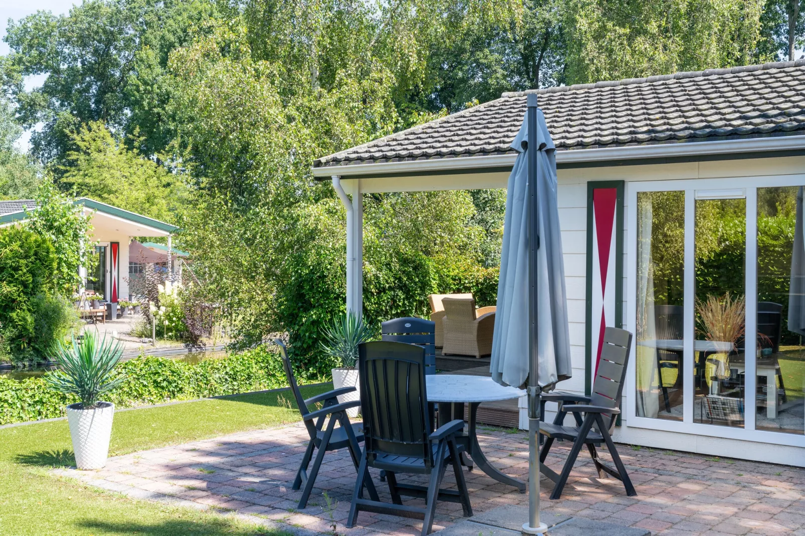 Genieten in Voorthuizen-Terrace balcony
