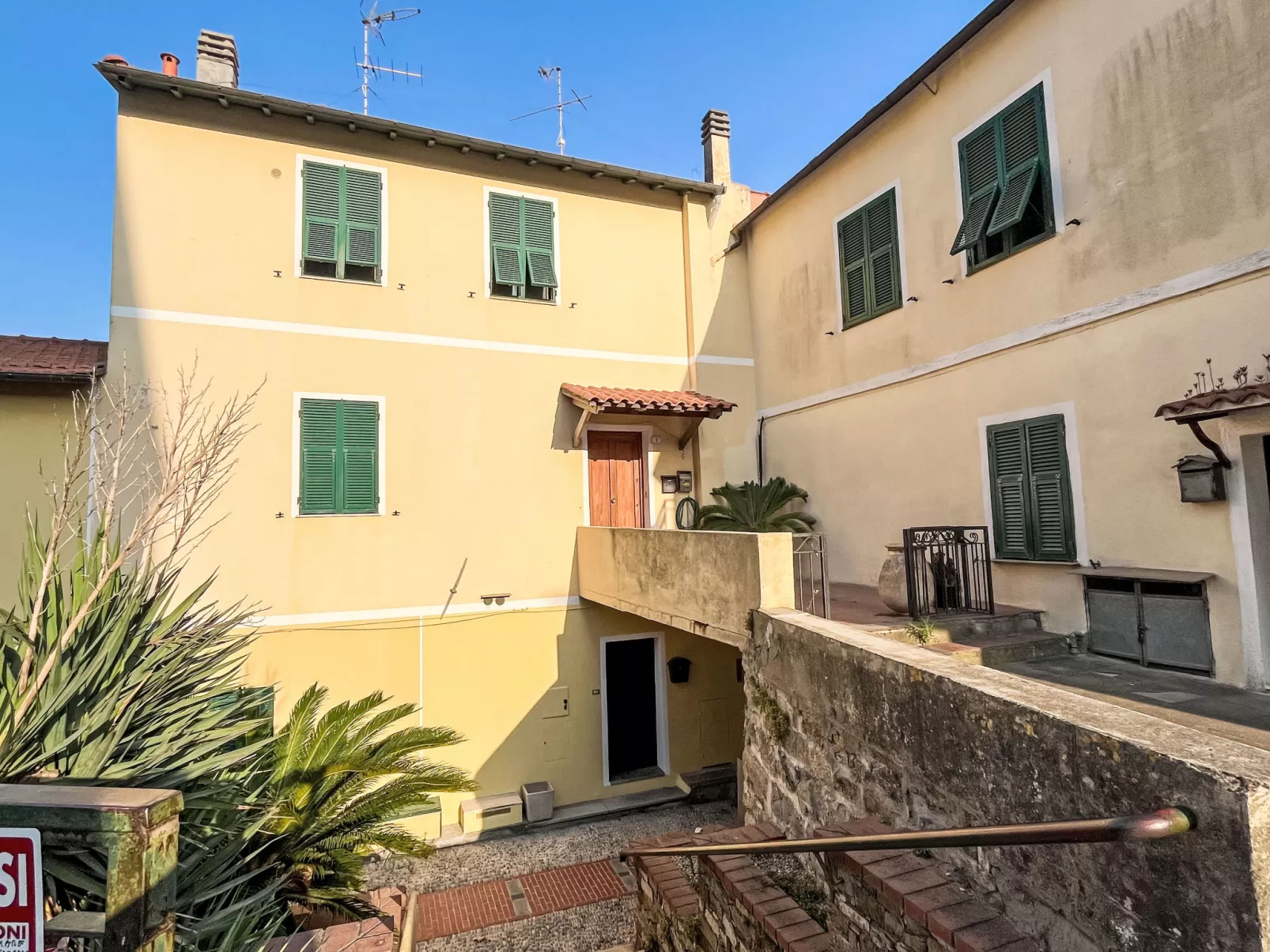 Ca du Maina-Outside
