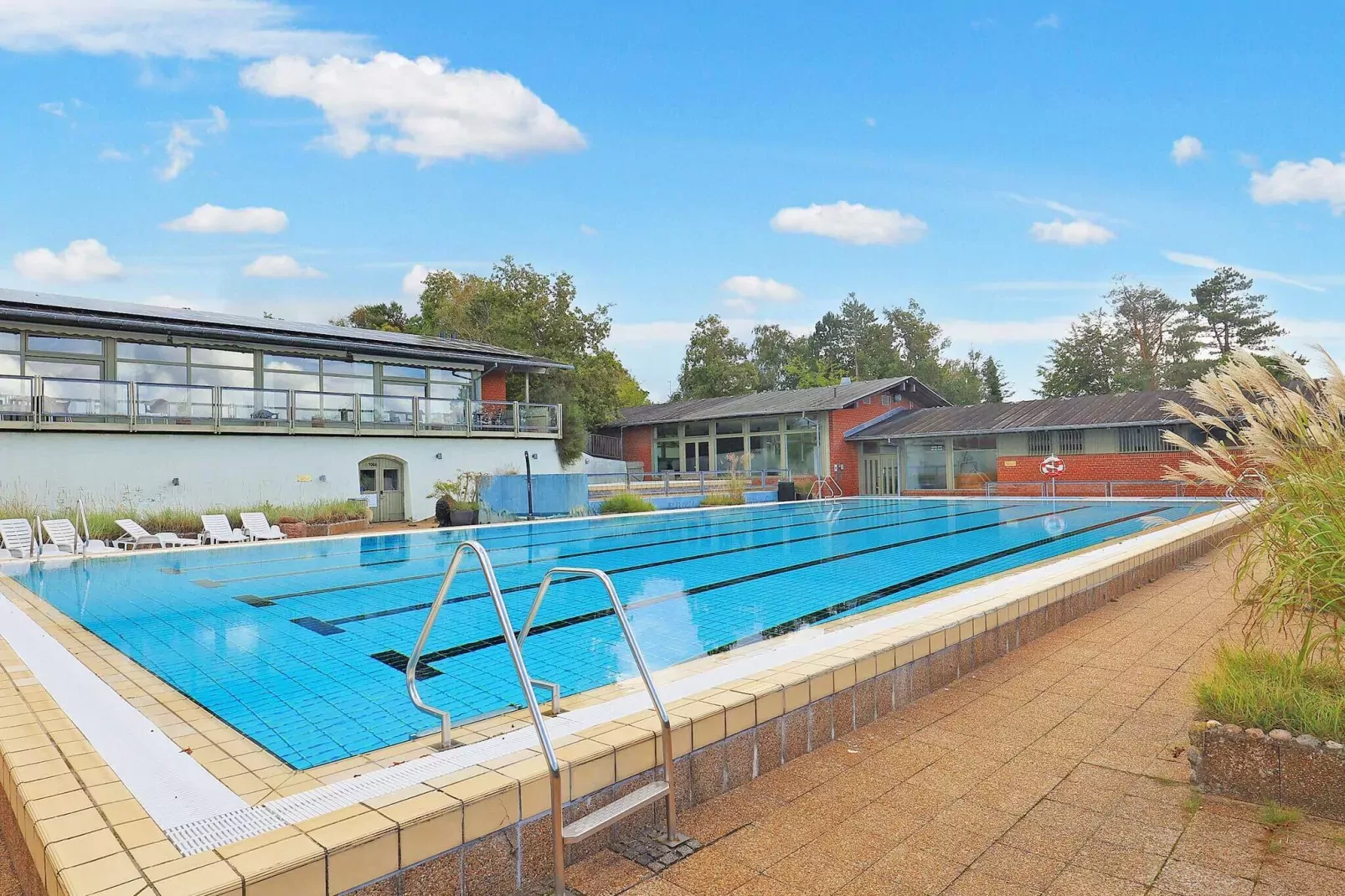 3 room,2Bad,w/partially seav.Standard-Pool