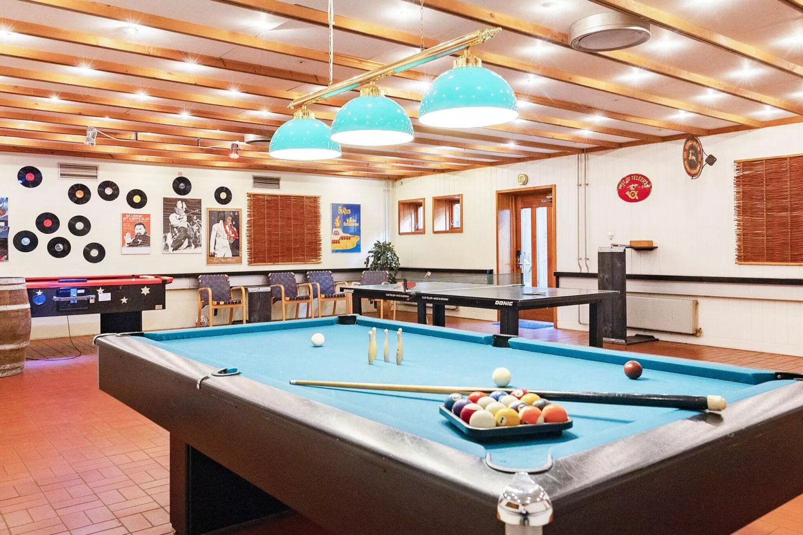 3 room,2Bad,w/partially seav.Standard-Indoor