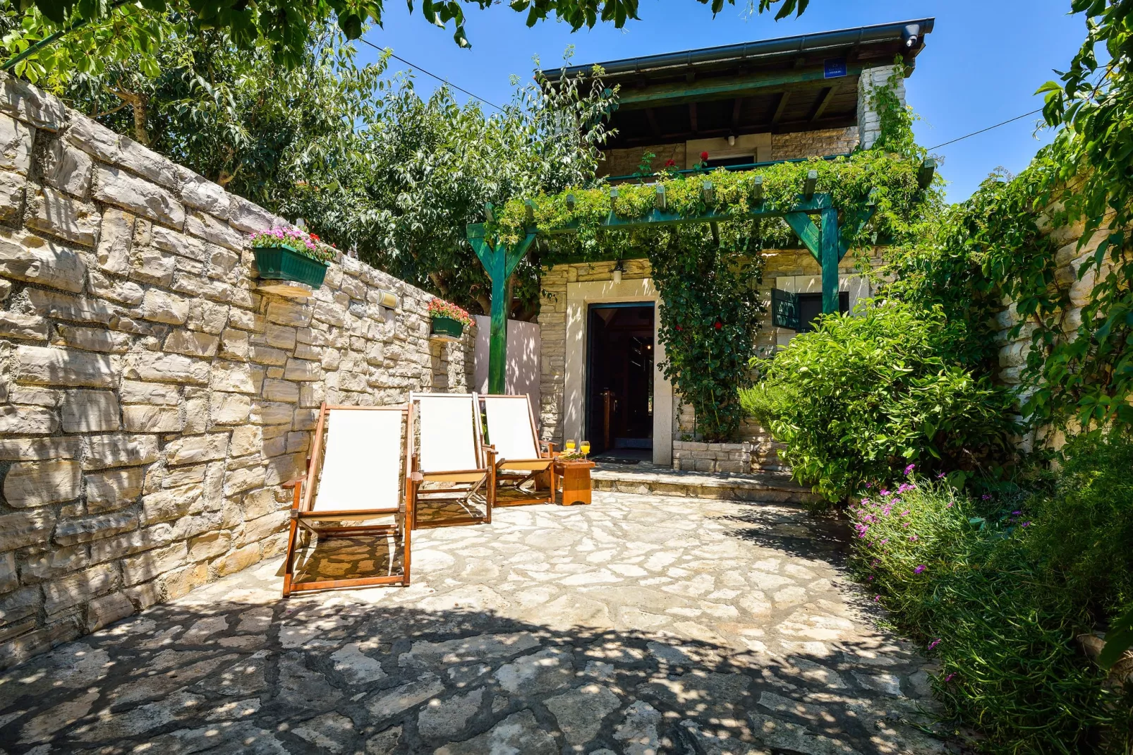 Dalmatian house Sukosan-Exterior summer