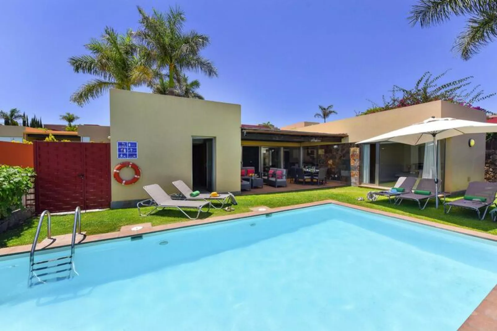 Par 4 Villa 18-Pool