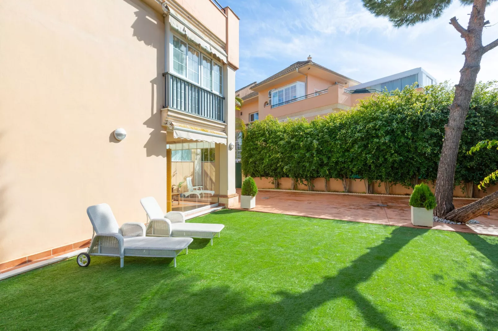 Mar Bella-Gardens summer