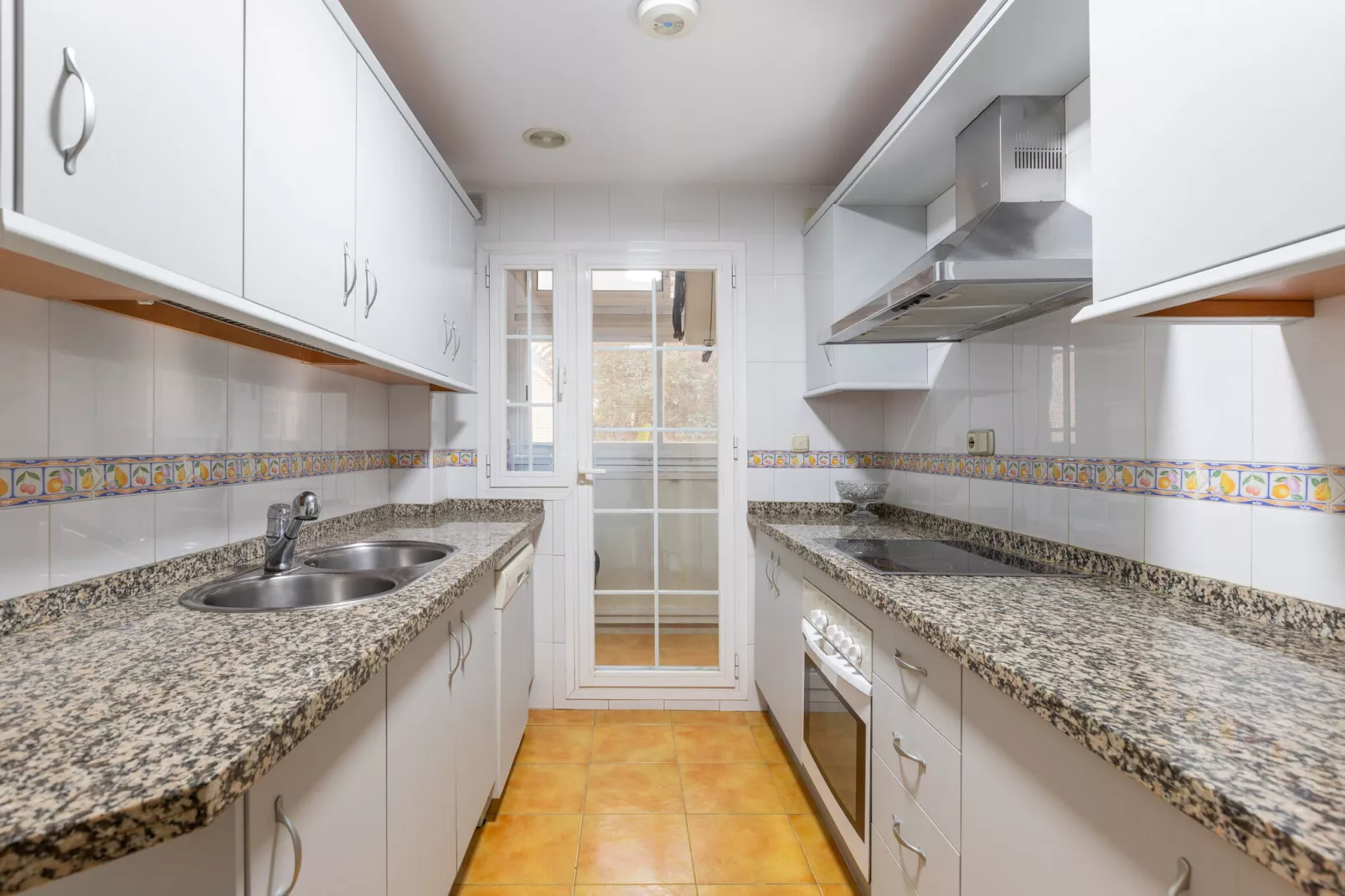 Mar Bella-Kitchen