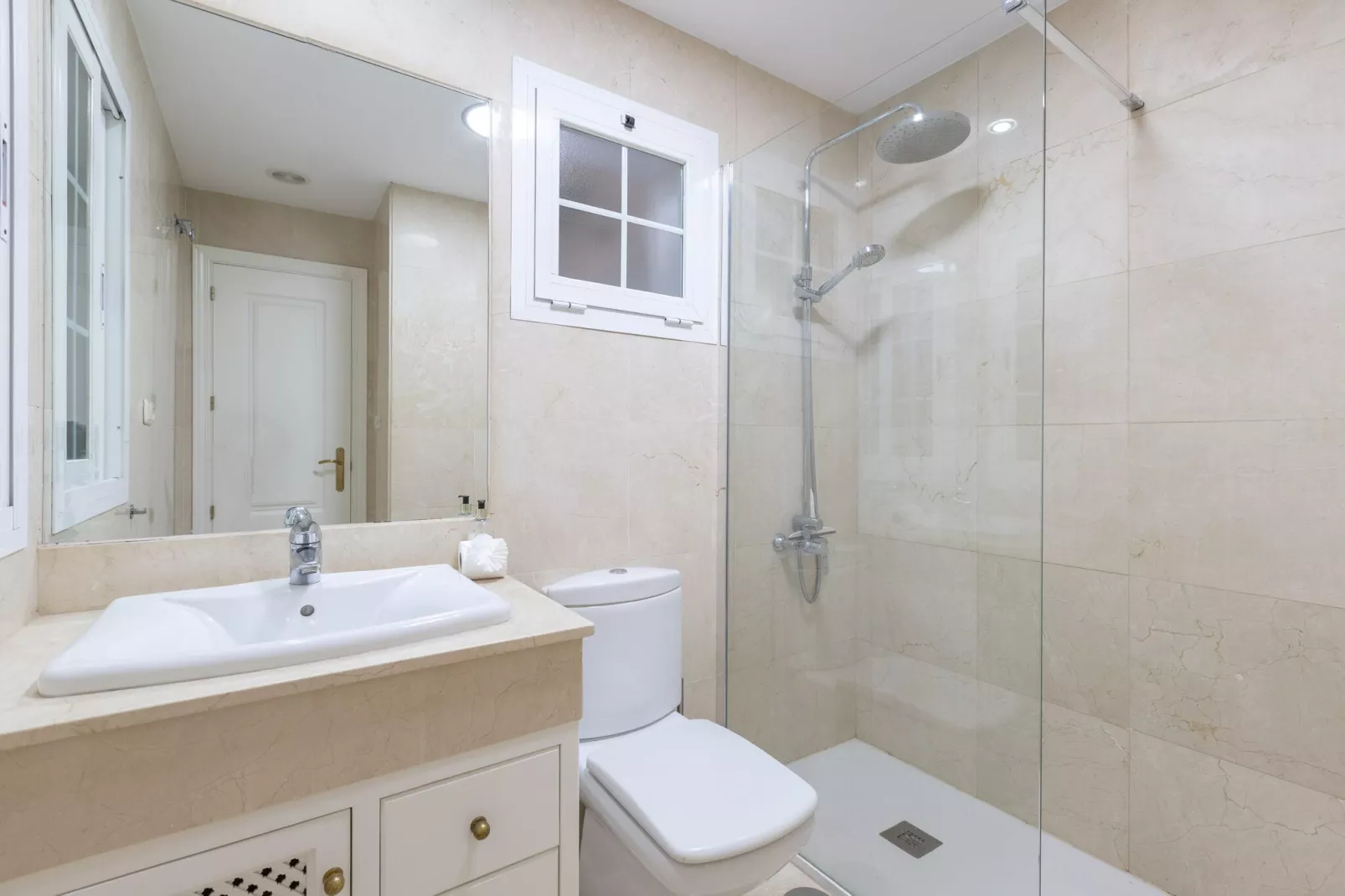Mar Bella-Bathroom