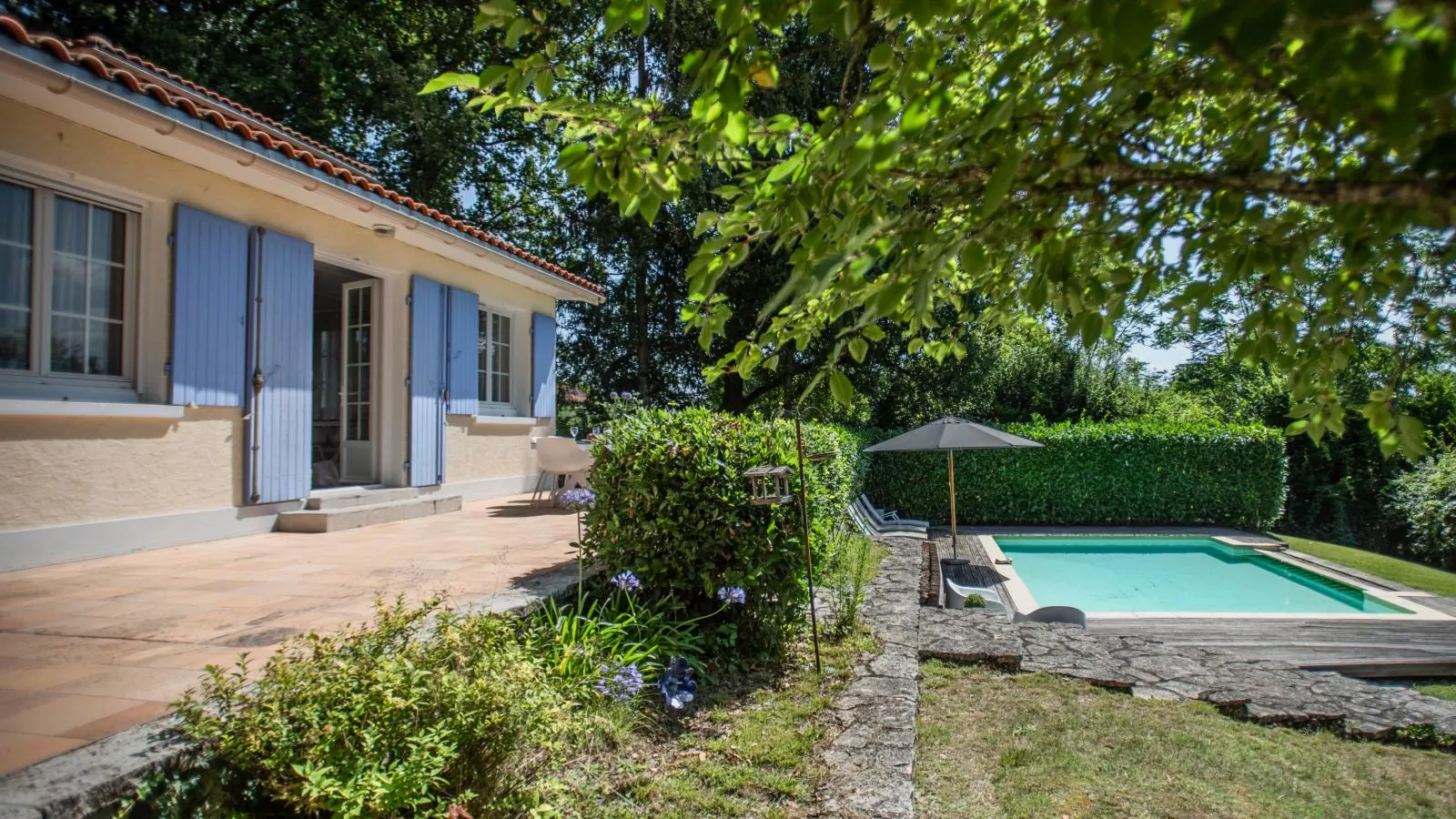 La Maison sur la Colline-Exterior summer