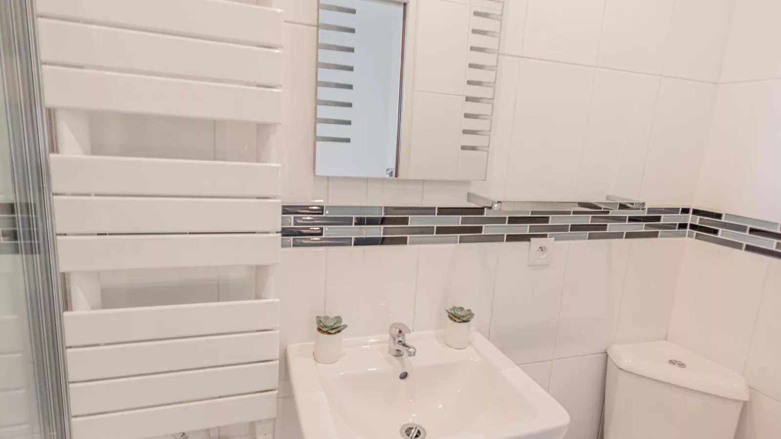 La Maison sur la Colline-Bathroom