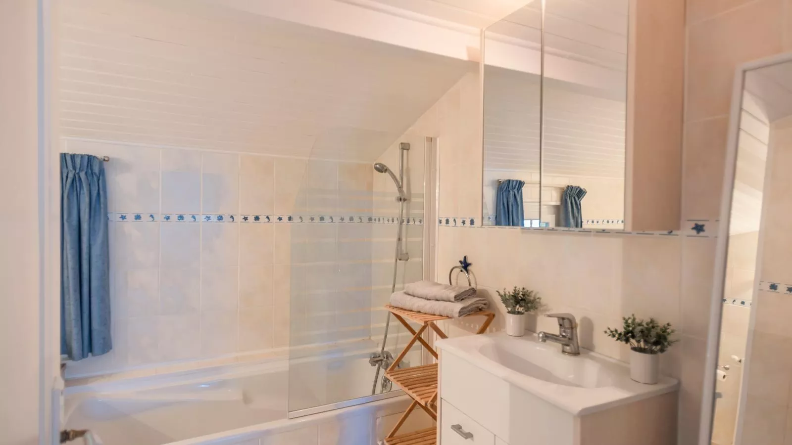 La Maison sur la Colline-Bathroom