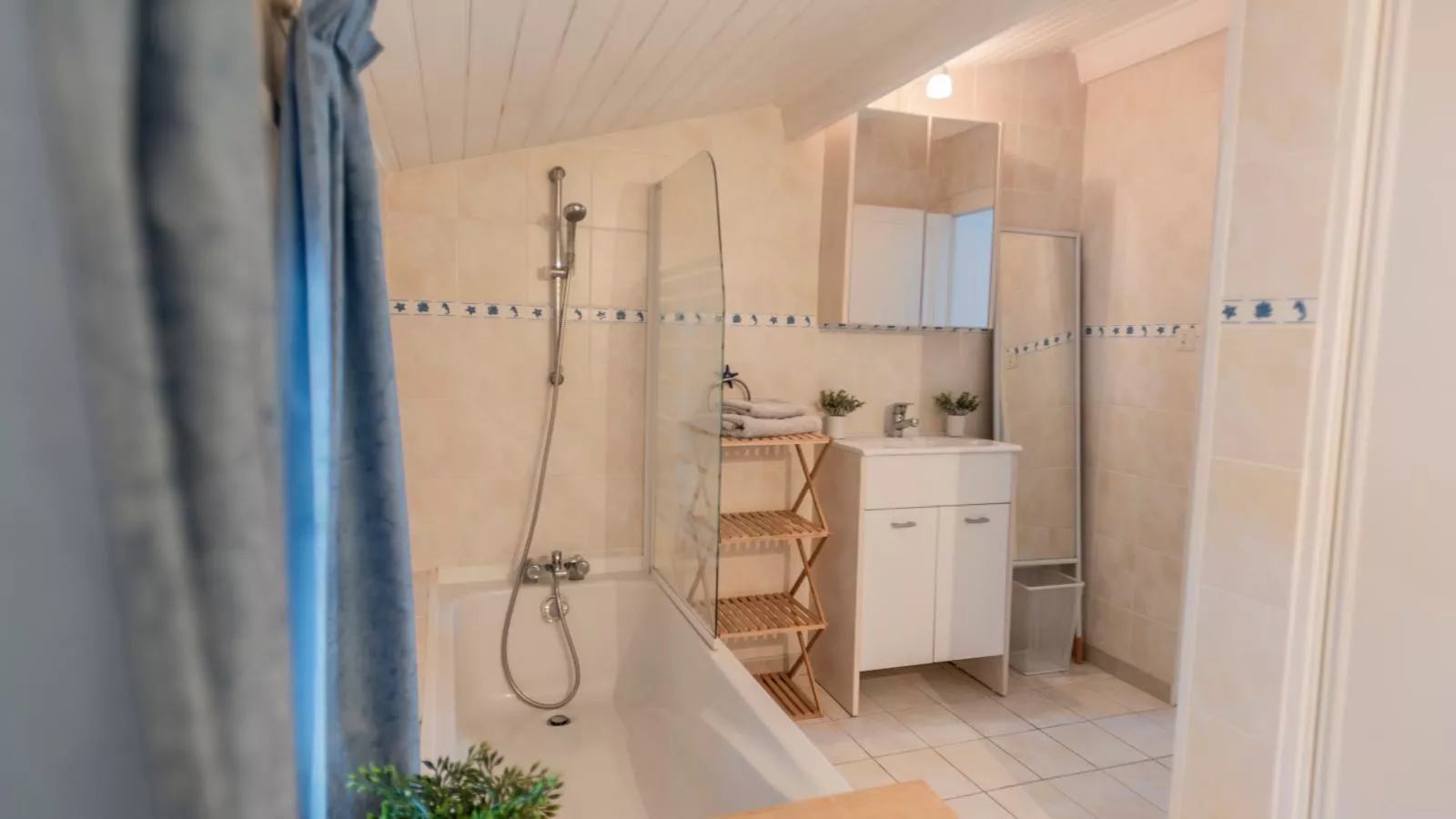 La Maison sur la Colline-Bathroom