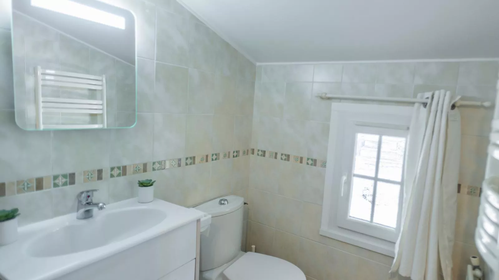 La Maison sur la Colline-Bathroom