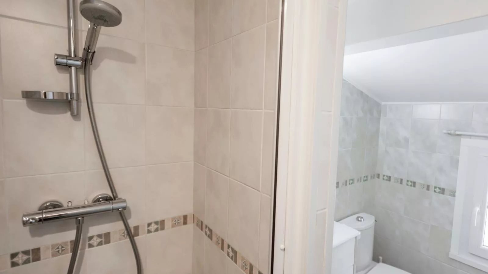La Maison sur la Colline-Bathroom
