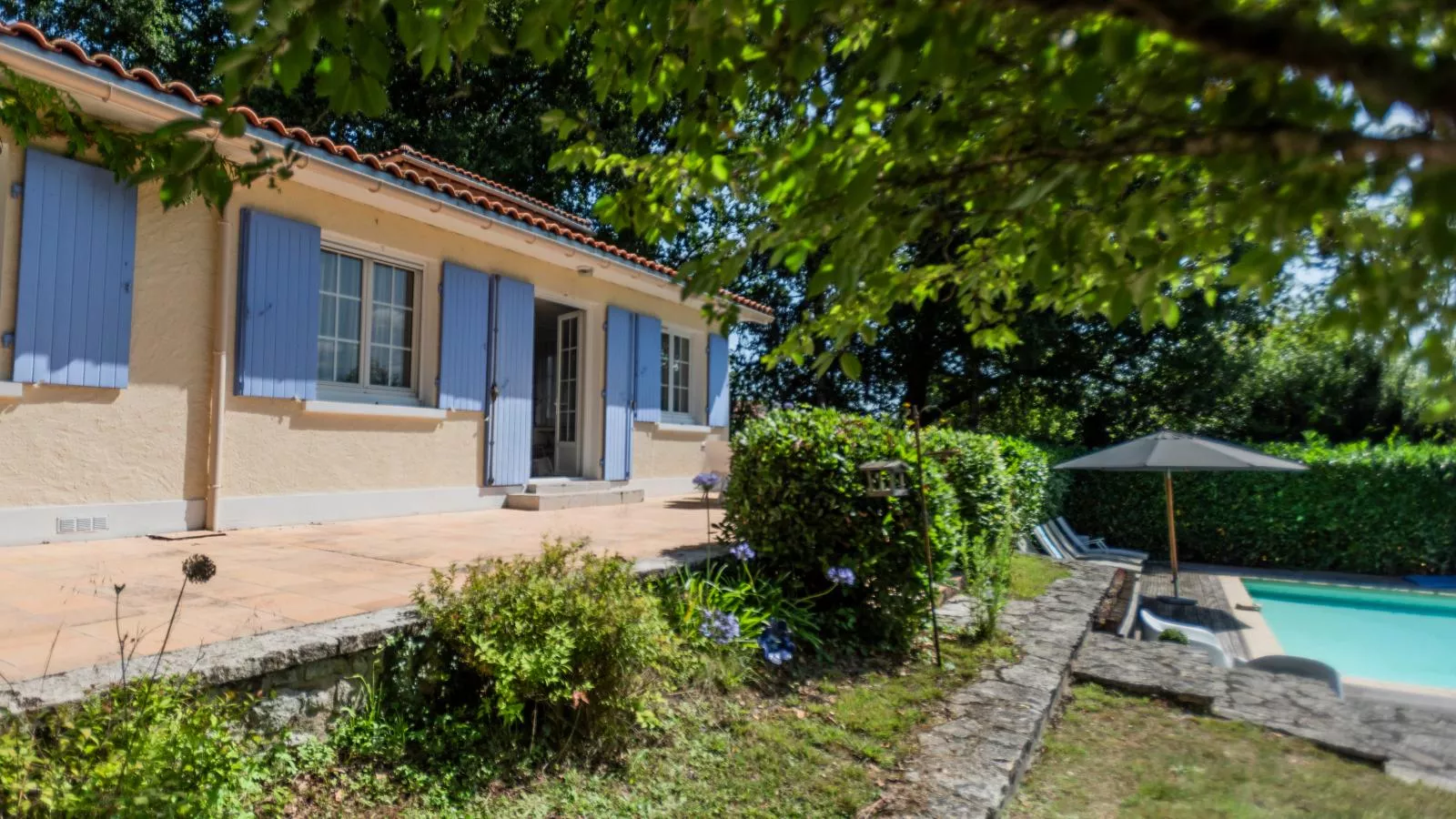 La Maison sur la Colline-Exterior summer