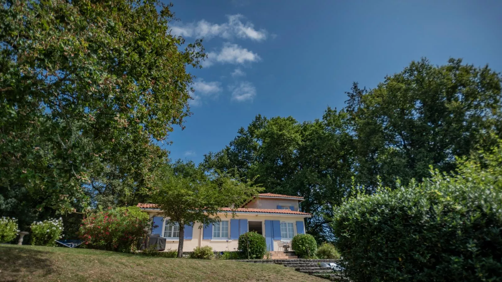 La Maison sur la Colline-Exterior summer