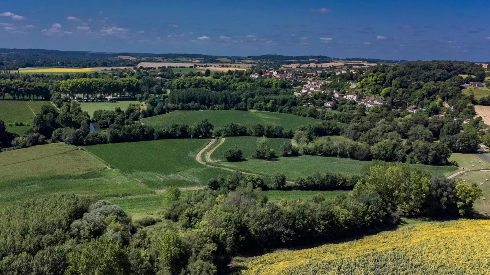 La Maison sur la Colline-View summer