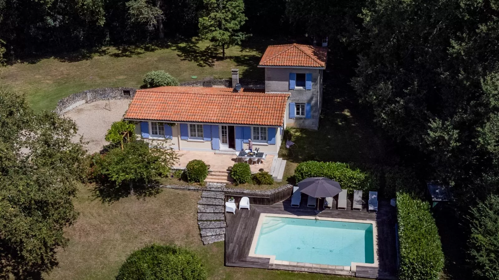 La Maison sur la Colline-Exterior summer