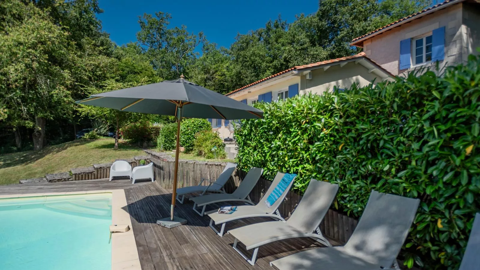La Maison sur la Colline-Pool