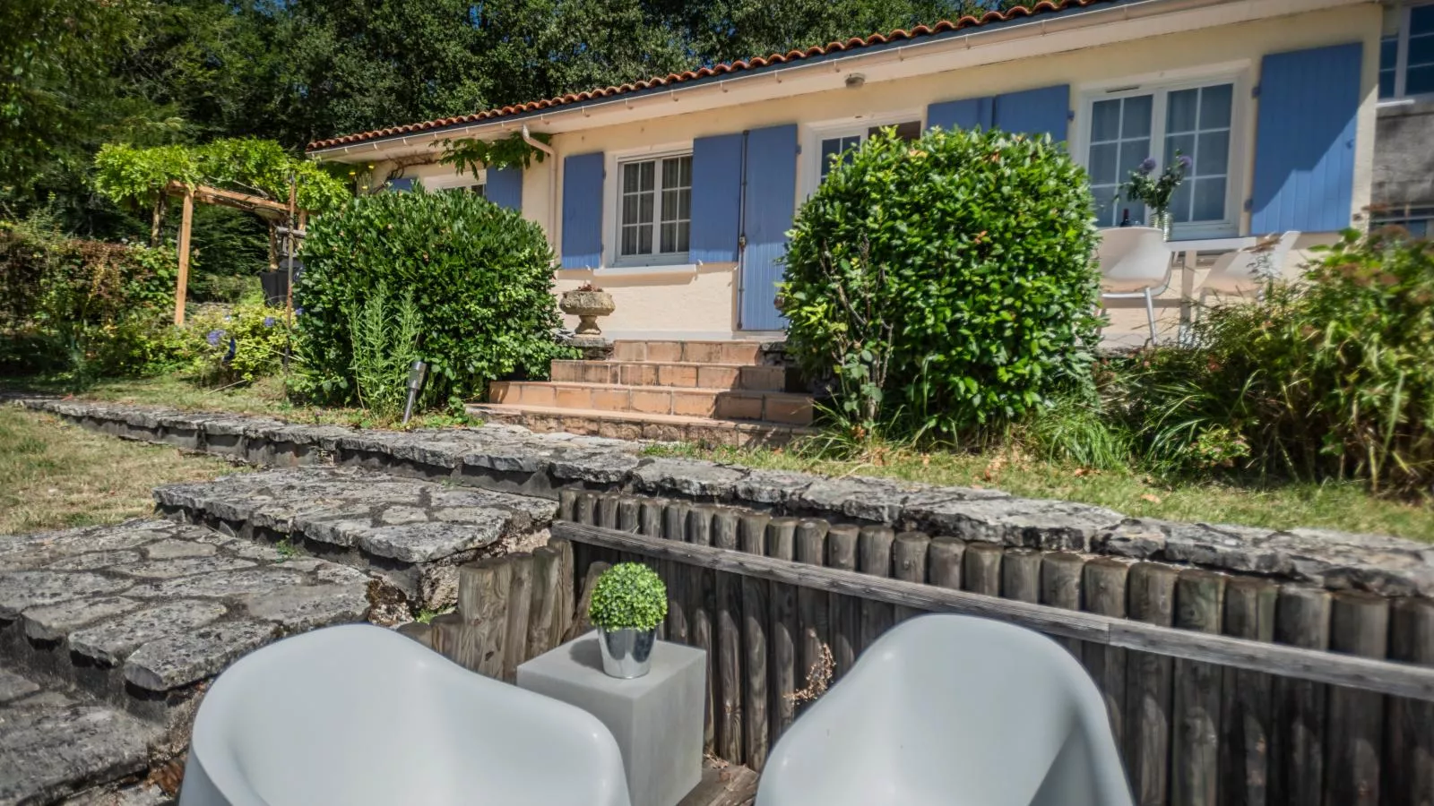 La Maison sur la Colline-Exterior summer