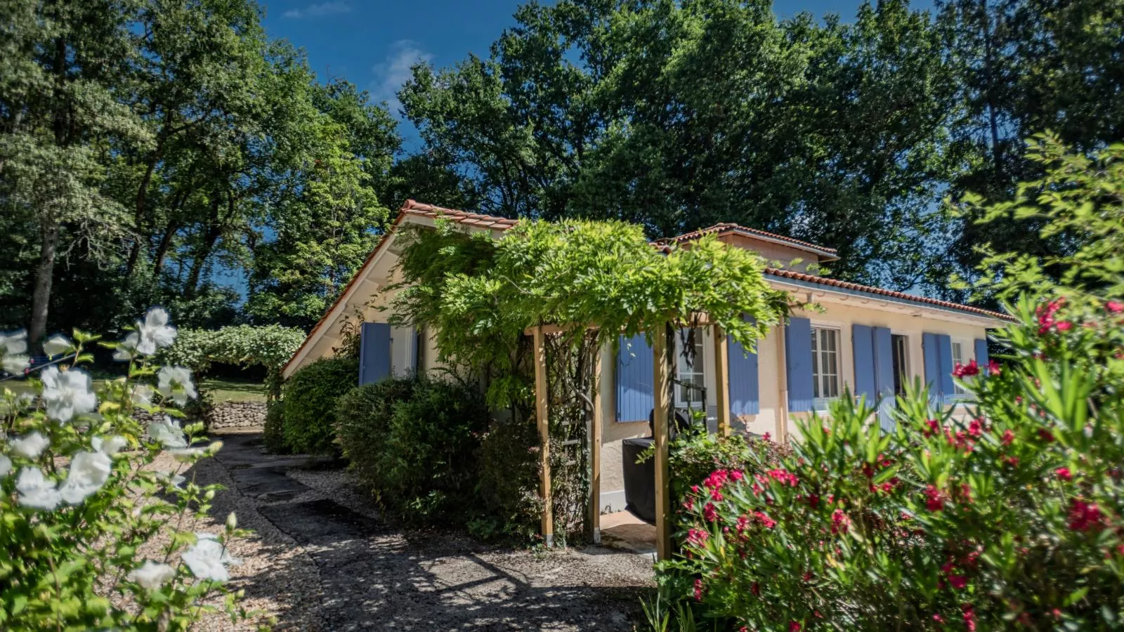 La Maison sur la Colline-Exterior summer