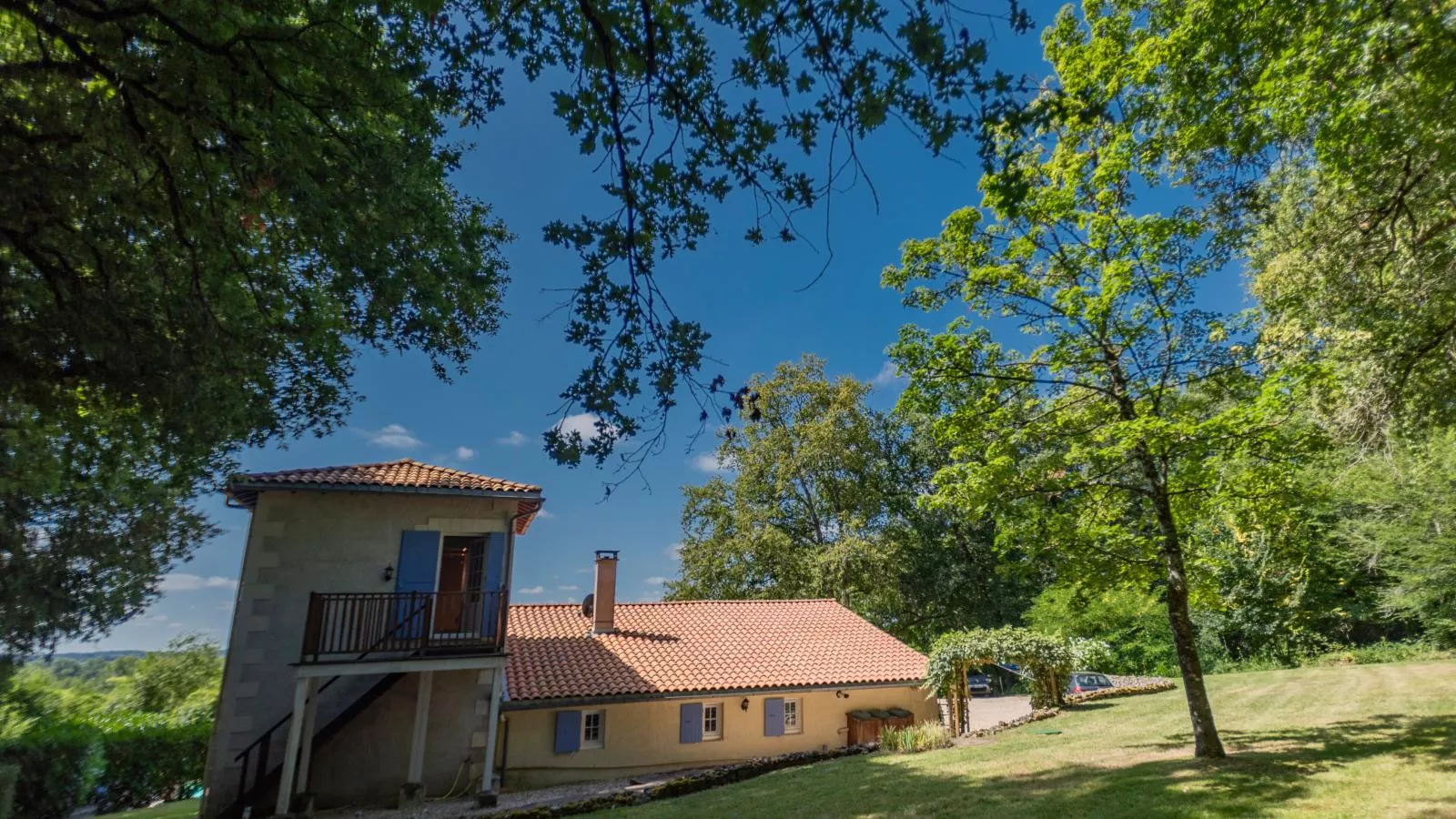 La Maison sur la Colline-Exterior summer