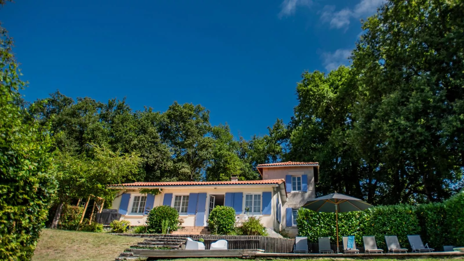 La Maison sur la Colline-Exterior summer