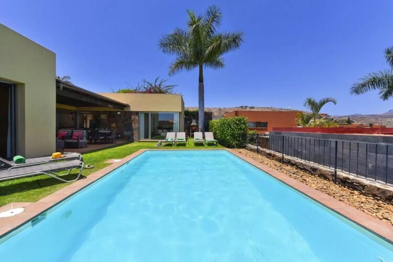 Par 4 Villa 18-Pool